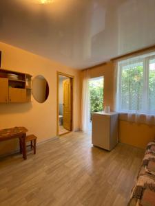 una sala de estar con paredes amarillas y suelo de madera. en U Sergeya, en Berehove