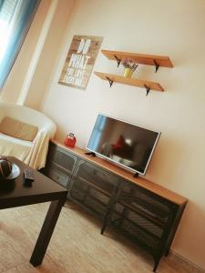 Telewizja i/lub zestaw kina domowego w obiekcie APARTAMENTO EN PUNTA UMBRÍA