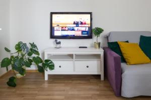 Telewizja i/lub zestaw kina domowego w obiekcie Discover Krakow Apartments - 3 Rakowicka St - Classic Apartments near Main Station - Netflix
