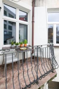 Balkon lub taras w obiekcie Discover Krakow Apartments - 3 Rakowicka St - Classic Apartments near Main Station - Netflix