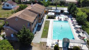 A piscina localizada em Sausan Hotel ou nos arredores