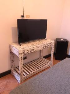 - une télévision installée au-dessus d'une console dans l'établissement Petit Deluxe Salta, à Salta