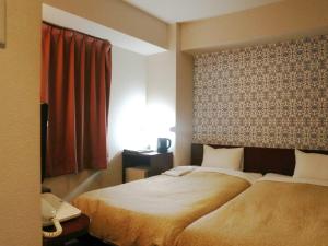 a hotel room with a bed and a window at Hamamatsu Station Hotel - Vacation STAY 65834 in Hamamatsu