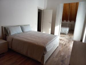 - une chambre avec un grand lit dans l'établissement Casa Luna, à Pieve di Cadore