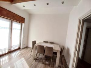 een eetkamer met witte muren en een tafel en stoelen bij Casa Luna in Pieve di Cadore