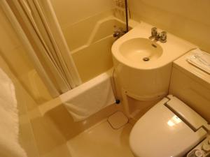 uma casa de banho com um WC e um lavatório em Hamamatsu Station Hotel - Vacation STAY 65830 em Hamamatsu