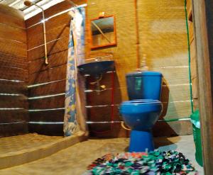 萊蒂西亞的住宿－Bungalow In The Jungle -Ecolodge HUITOTO，浴室设有蓝色的卫生间和2个水槽。