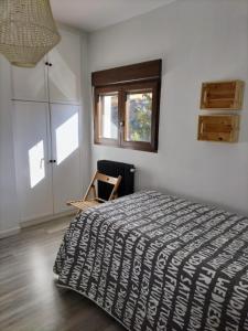 A bed or beds in a room at Puerta Laguna - Casa con parcela