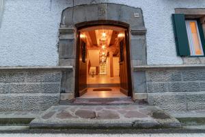 uma entrada para um edifício com uma porta em arco em LORENTX ATERPEA em Burguete