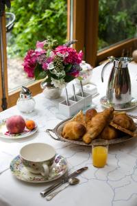 シャルトルにあるLe Clos Chedevilleのテーブル(ペストリープレートとオレンジジュース付) +17枚の写真