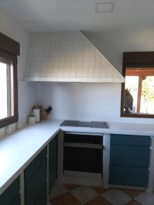 A kitchen or kitchenette at Puerta Laguna - Casa con parcela