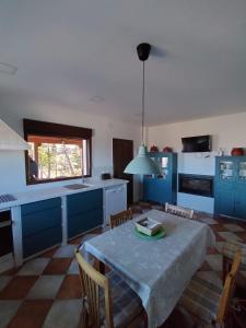 A bed or beds in a room at Puerta Laguna - Casa con parcela