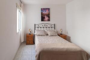 Łóżko lub łóżka w pokoju w obiekcie Apartamentos Leomar I