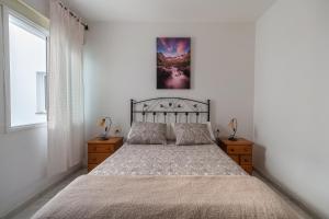 sypialnia z dużym łóżkiem i 2 szafkami nocnymi w obiekcie Apartamentos Leomar I w mieście Los Llanos de Aridane