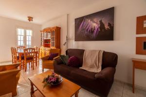 een woonkamer met een bank en een tafel bij Apartamentos Leomar I in Los Llanos de Aridane