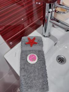um lavatório com uma toalha e uma estrela-do-mar em Стаи за гости Върбите em Sapareva Banya