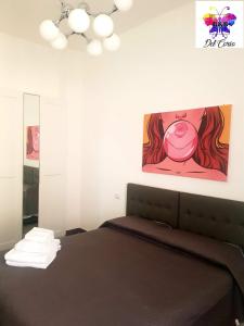 1 dormitorio con 1 cama con una pintura en la pared en B&B Del Corso, en Colleferro