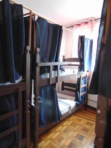 Katil dua tingkat atau katil-katil dua tingkat dalam bilik di Hostel Maktub