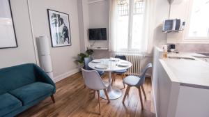 a small living room with a table and chairs at Hypercentre - Gare - La Tour'Angel in Tours