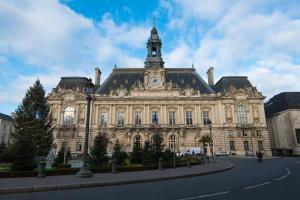 a large building with a clock tower on top of it at Hypercentre - Gare - La Tour'Angel in Tours
