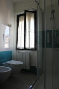 een badkamer met een toilet, een wastafel en een douche bij B&B MARIMA 2 POSTI ORGOSOLO in Orgosolo