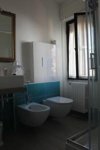 een badkamer met een toilet, een wastafel en een bad bij B&B MARIMA 2 POSTI ORGOSOLO in Orgosolo