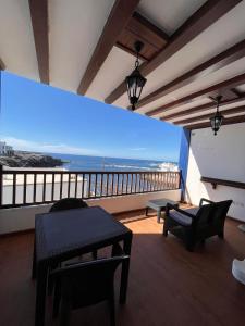 コティージョにあるCasa Las Nasasの海の景色を望む客室内の大画面