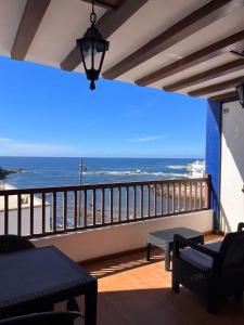 d'un balcon avec des chaises et une vue sur l'océan. dans l'établissement Casa Las Nasas, à El Cotillo