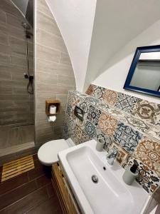 uma casa de banho com um lavatório e um WC em Dorfel em Košice