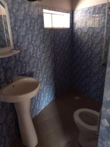 łazienka z umywalką i toaletą w obiekcie Le Figuier w mieście Pointe-Saint-Georges