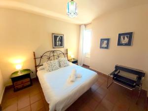 - une chambre avec un lit et 2 serviettes dans l'établissement Plaza Andalucía Edificio Enebro 4-6 pax, à Sierra Nevada