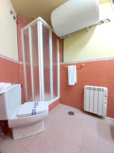 A bathroom at Plaza Andalucía Edificio Enebro 4-6 pax