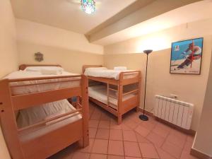 A bed or beds in a room at Plaza Andalucía Edificio Enebro 4-6 pax