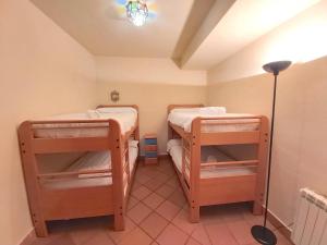 A bed or beds in a room at Plaza Andalucía Edificio Enebro 4-6 pax