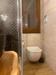 Elle comprend une petite salle de bains pourvue de toilettes et d'une fenêtre. dans l'établissement Kefalure, à Cefalù 20 autres photos
