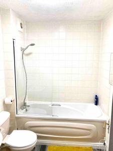 A bathroom at Smartrips Beckton Townhouse with Parking (London ExCEL)