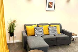 A seating area at Smartrips Beckton Townhouse with Parking (London ExCEL)