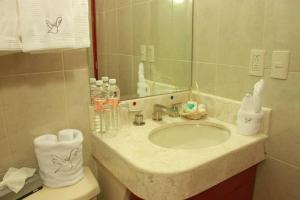 a bathroom with a sink and a mirror at Hotel de la Paz in Guanajuato