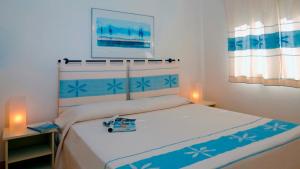 Residence Floreal في سان باسكوالي: غرفة نوم بها سرير عليه سيارة ألعاب