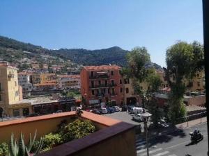 vistas a una ciudad con edificios y una calle en Casa CELESTE, en Ventimiglia