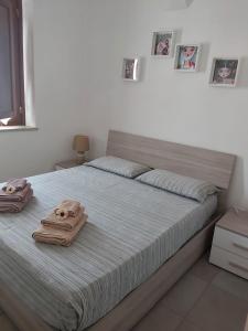 a bedroom with a bed with towels on it at Giuly home two in Càbras
