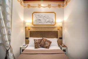 um quarto com uma cama com uma fotografia por cima em Matisse Royal em Roma