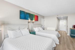 2 camas en una habitación de hotel con sábanas blancas en Sandestin Resorts, Bayside, Bay Front Studio en Destin