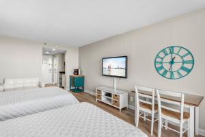 Postel nebo postele na pokoji v ubytování Sandestin Resorts, Bayside, Bay Front Studio