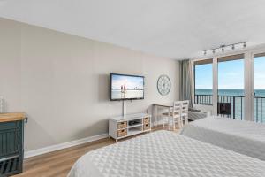 1 dormitorio con 2 camas y TV de pantalla plana en Sandestin Resorts, Bayside, Bay Front Studio en Destin