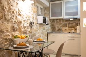 Kuchyň nebo kuchyňský kout v ubytování Sea La Vie Apartments