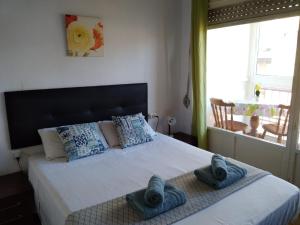 1 dormitorio con 1 cama con 2 toallas en LOVE ALICANTE, en Alicante