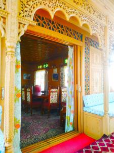 um quarto com um espelho e uma sala de jantar em Houseboat New Jeddah em Srinagar