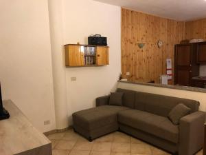 a living room with a couch in the corner at Condominio Circus in Breuil-Cervinia