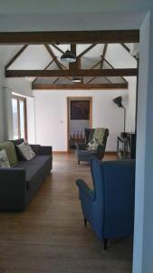 ein Wohnzimmer mit 2 Sofas und 2 Stühlen in der Unterkunft The Cottage @ Winslade Farm in Bridgwater